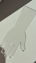 Main acrylique transparente